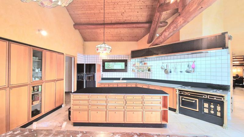 Maison - 840 m² - 9 pièces