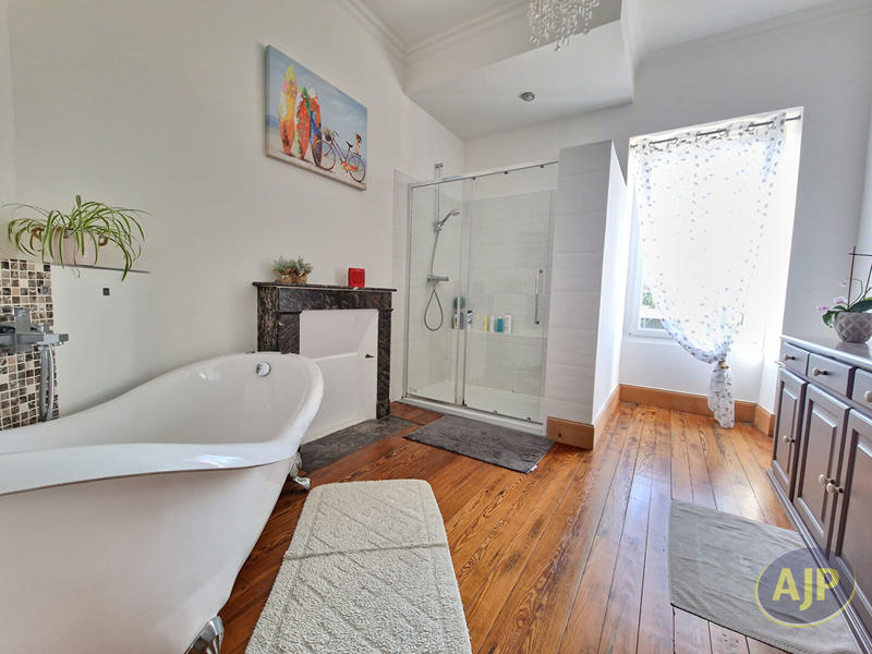 Maison - 283 m² - 11 pièces