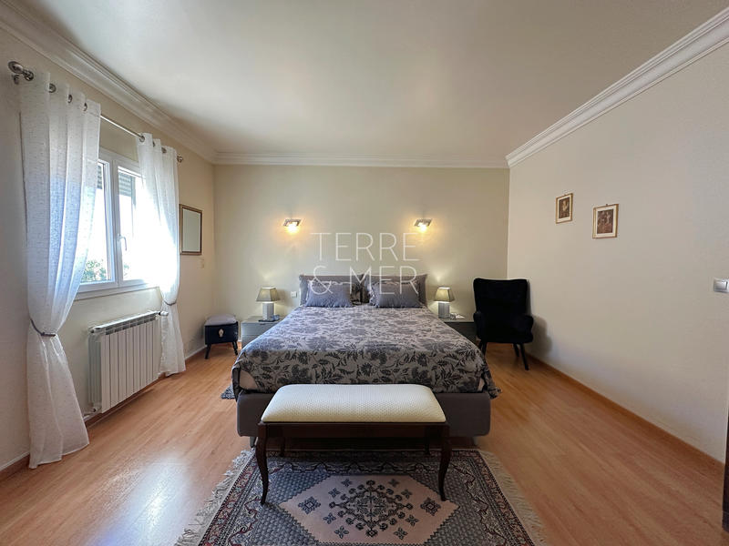 Maison - 240 m² - 7 pièces