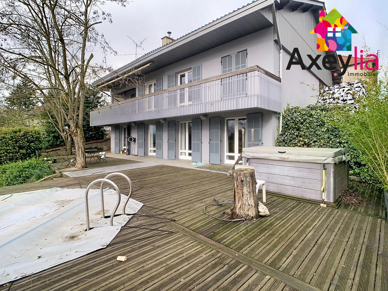 Maison - 303 m² - 10 pièces