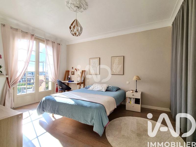 Maison - 230 m² - 8 pièces