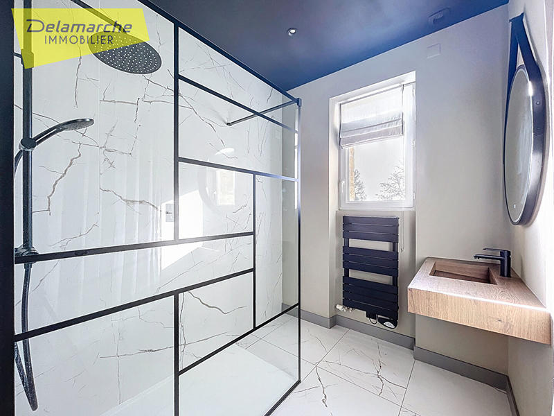 Maison - 216 m² - 9 pièces