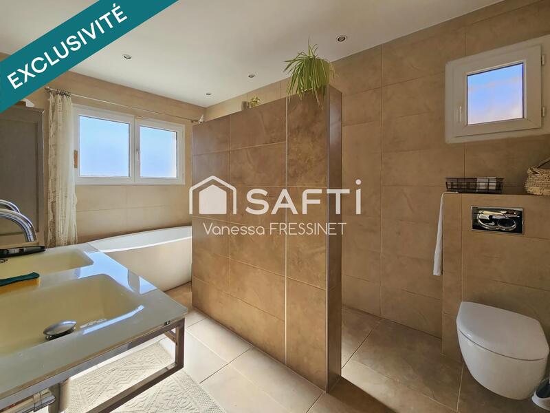 Villa - 215 m² - 6 pièces