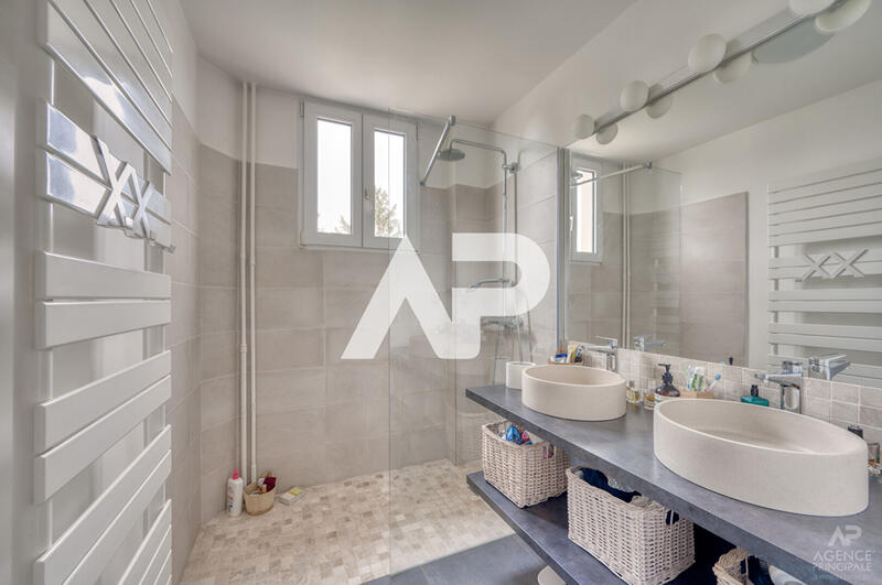 Maison - 206 m² - 10 pièces