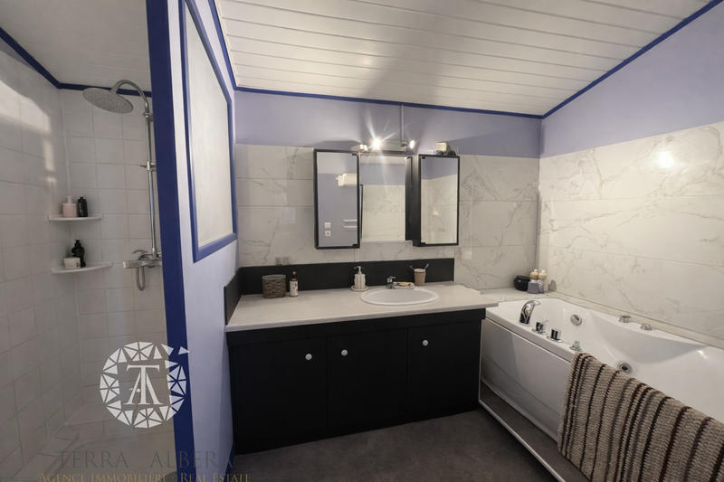 Maison - 360 m² - 12 pièces