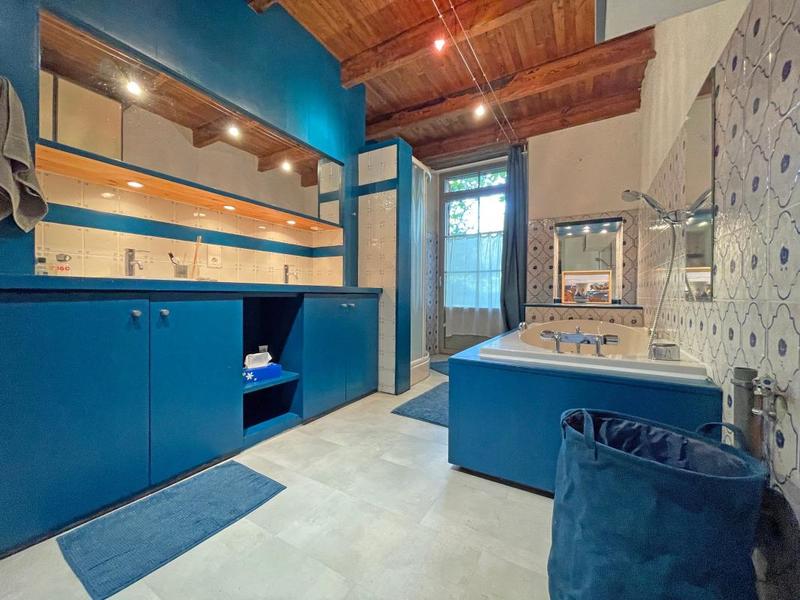 Propriété - 247 m² - 11 pièces