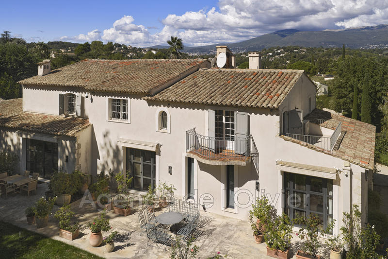 Propriété - 820 m² - 10 pièces