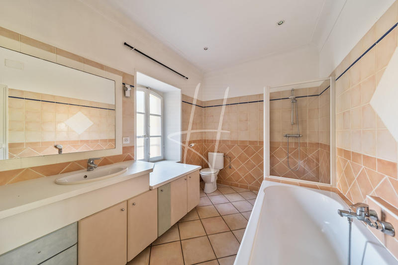 Appartement - 185 m² - 6 pièces