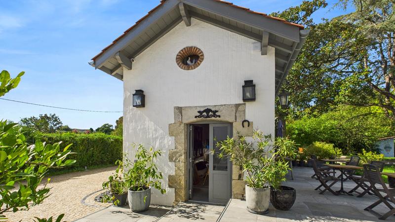 Maison - 410 m² - 11 pièces