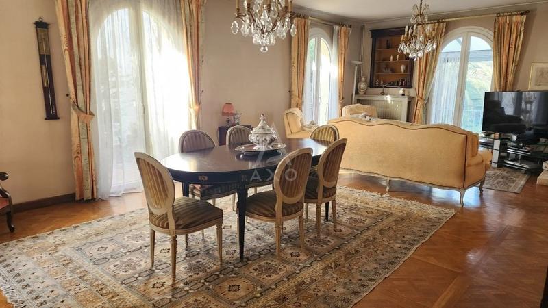 Maison - 230 m² - 8 pièces