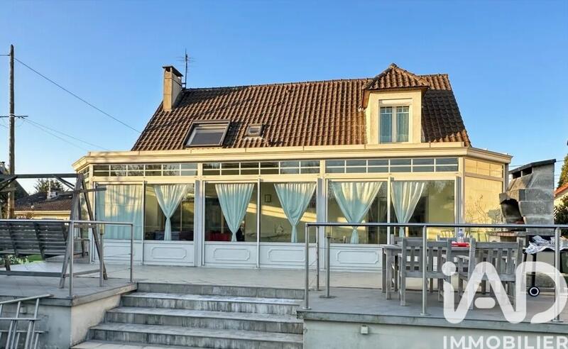 Maison - 221 m² - 7 pièces