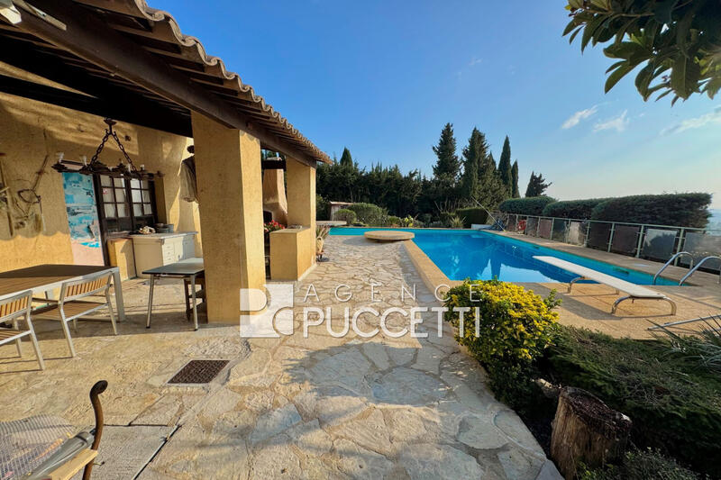 Maison - 220 m² - 7 pièces