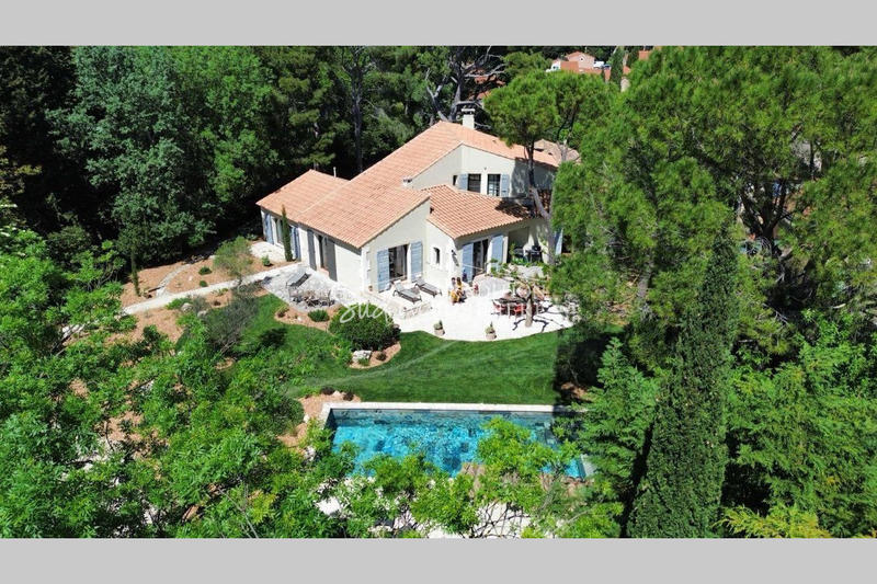 Maison - 210 m² - 8 pièces