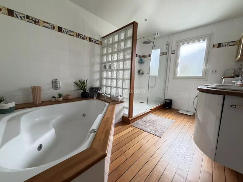 Maison - 237 m² - 7 pièces