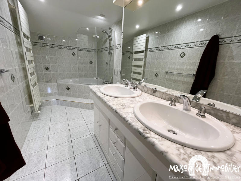 Maison - 380 m² - 9 pièces