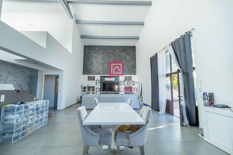 Maison - 240 m² - 9 pièces