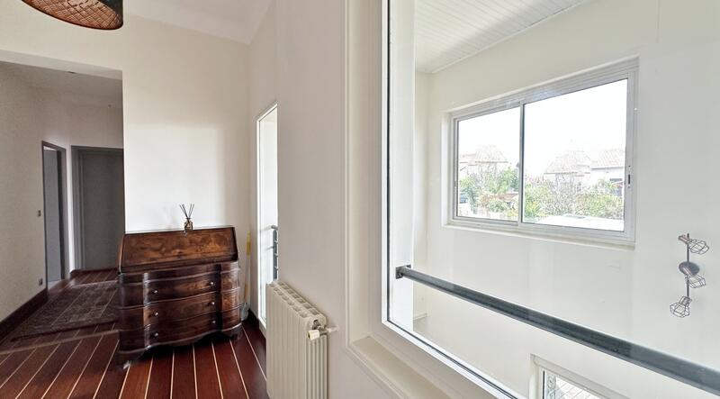 Maison - 221 m² - 7 pièces