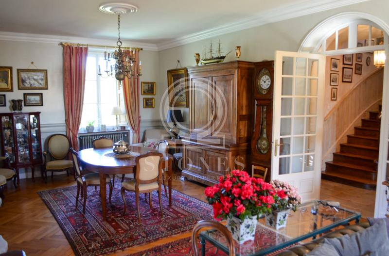 Maison - 240 m² - 12 pièces