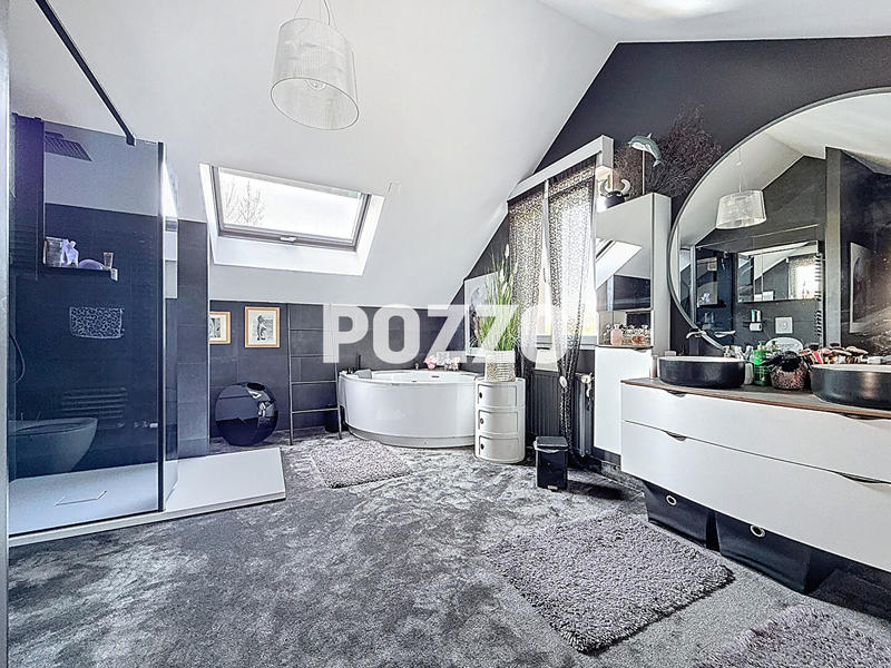 Maison - 220 m² - 8 pièces