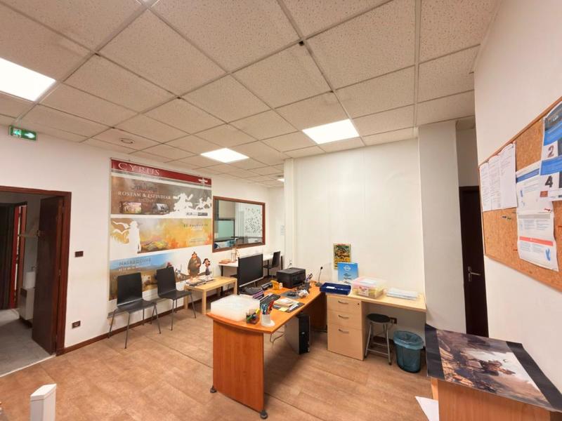 Local commercial - 320 m² - 8 pièces