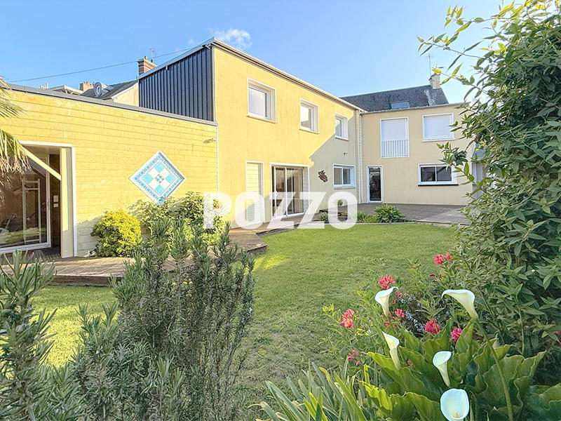 Maison - 345 m² - 8 pièces