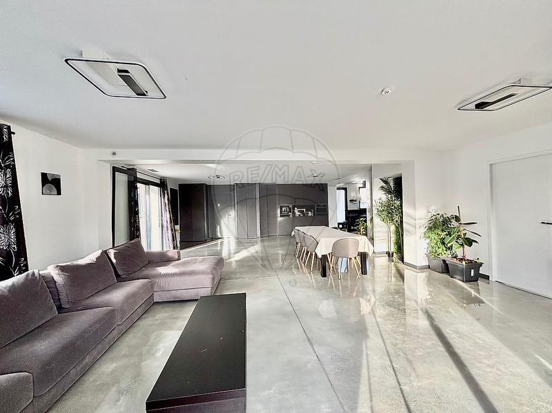 Maison - 262 m² - 6 pièces