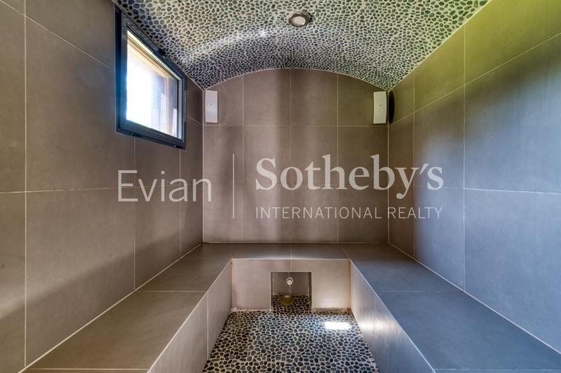 Maison - 340 m² - 9 pièces