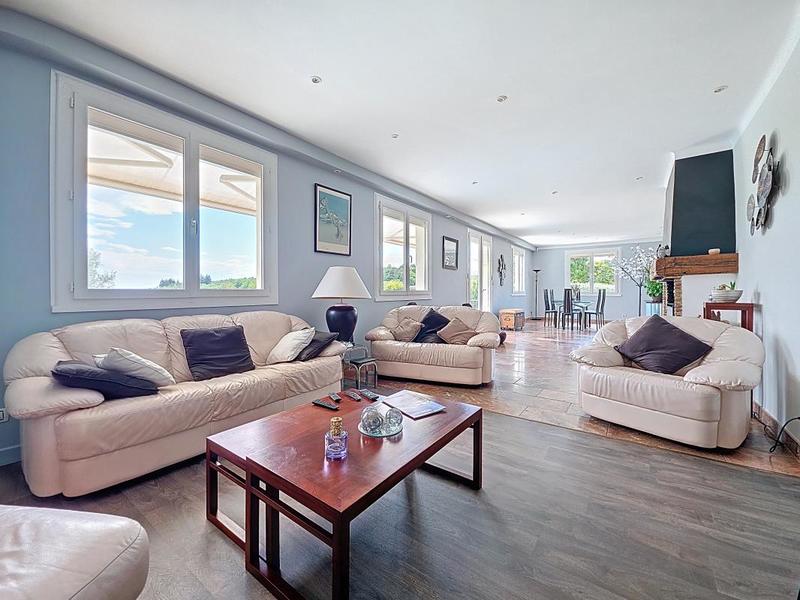 Maison - 240 m² - 6 pièces