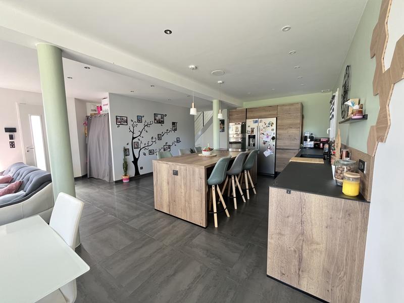 Maison traditionnelle - 151 m² - 6 pièces