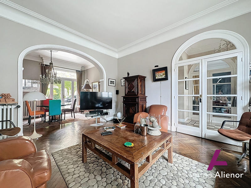 Maison - 221 m² - 8 pièces