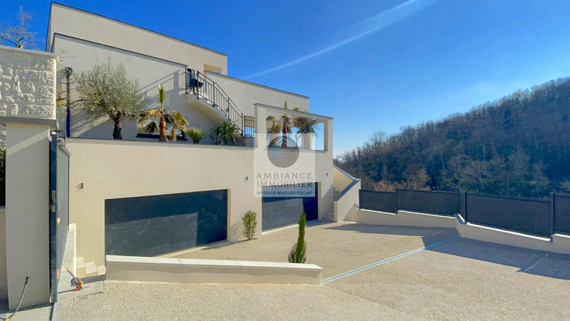 Maison - 237 m² - 8 pièces