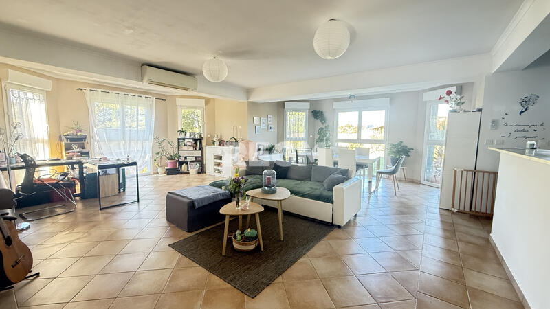 Maison - 235 m² - 8 pièces