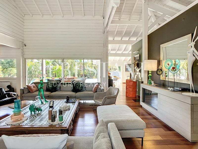 Maison - 260 m² - 10 pièces