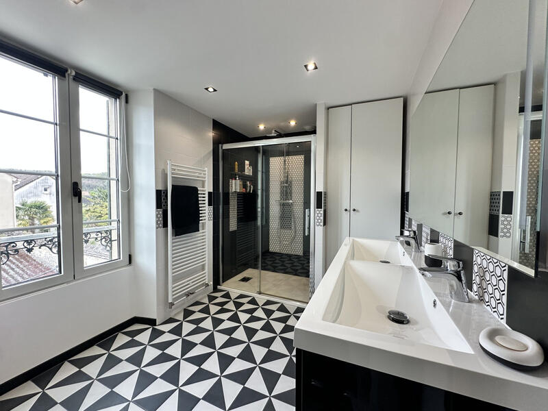 Maison ancienne - 210 m² - 8 pièces