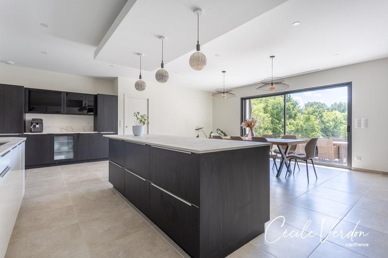 Maison - 300 m² - 10 pièces