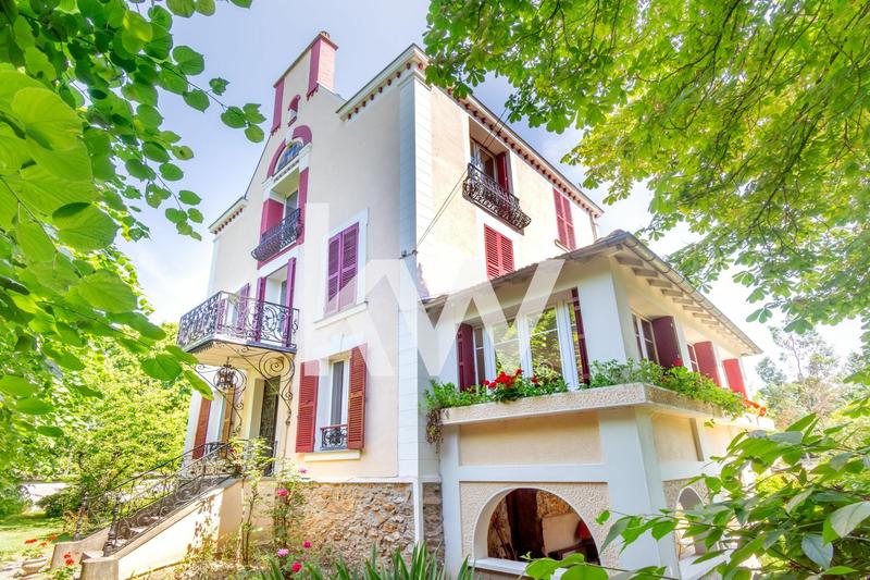 Maison - 256 m² - 9 pièces