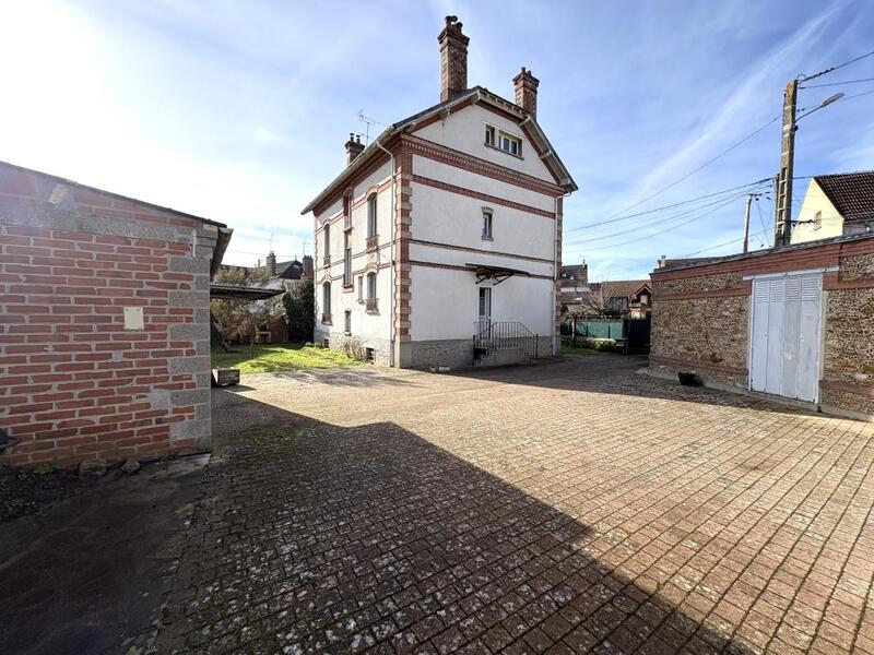 Maison - 202 m² - 9 pièces