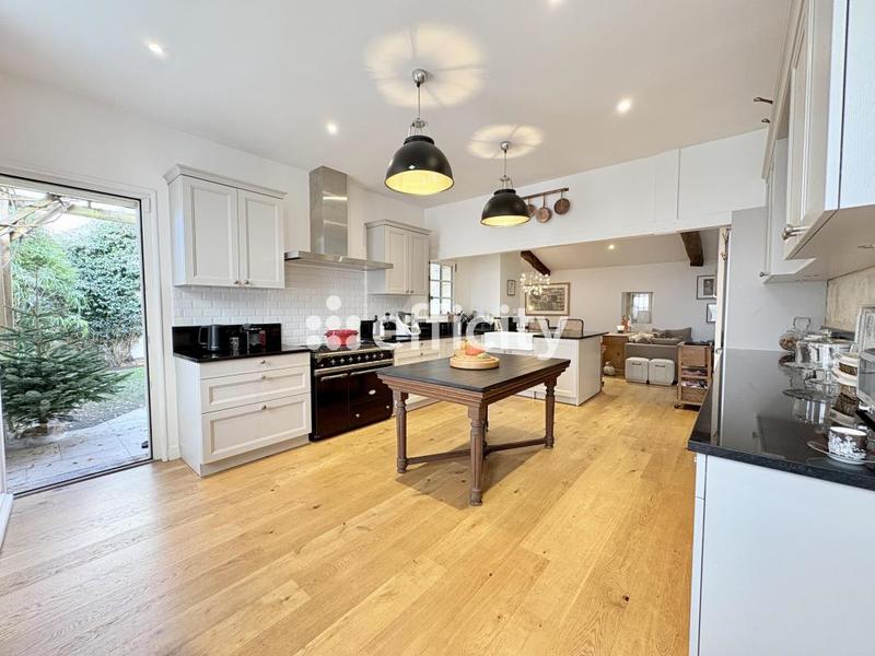 Maison - 228 m² - 7 pièces