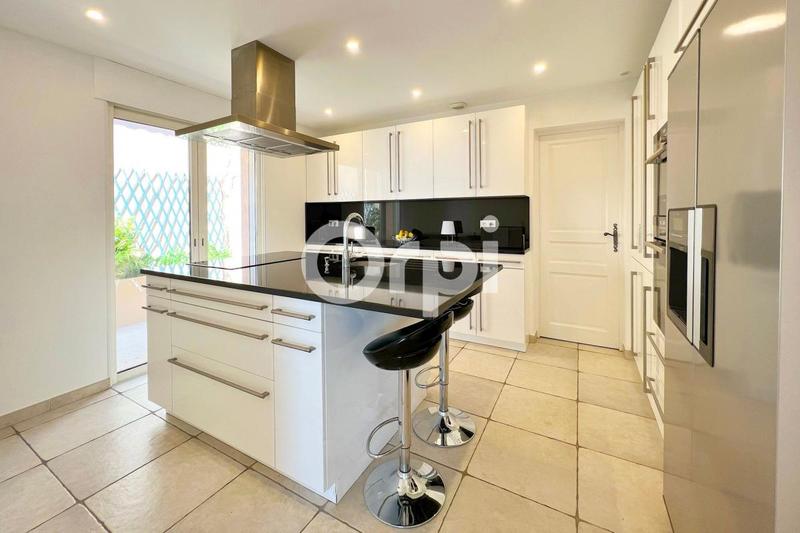 Maison - 240 m² - 8 pièces