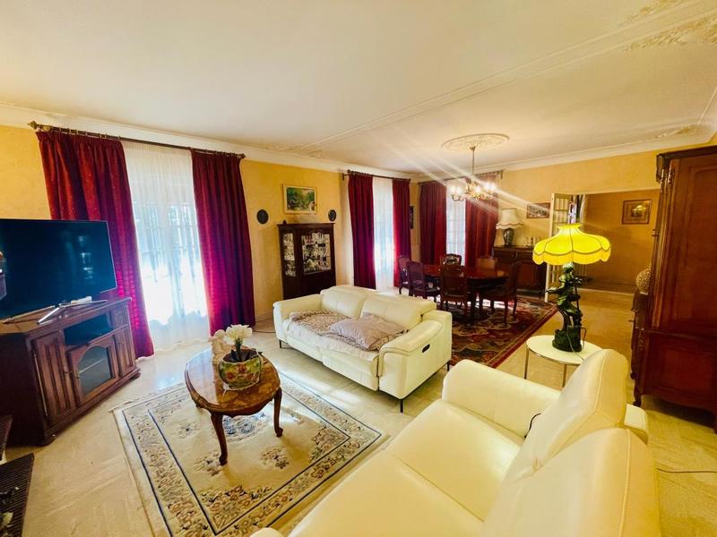 Maison - 240 m² - 5 pièces