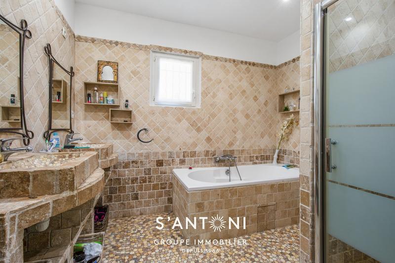 Maison - 202 m² - 6 pièces