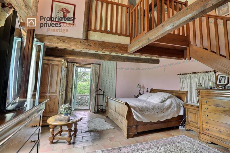 Demeure - 331 m² - 9 pièces