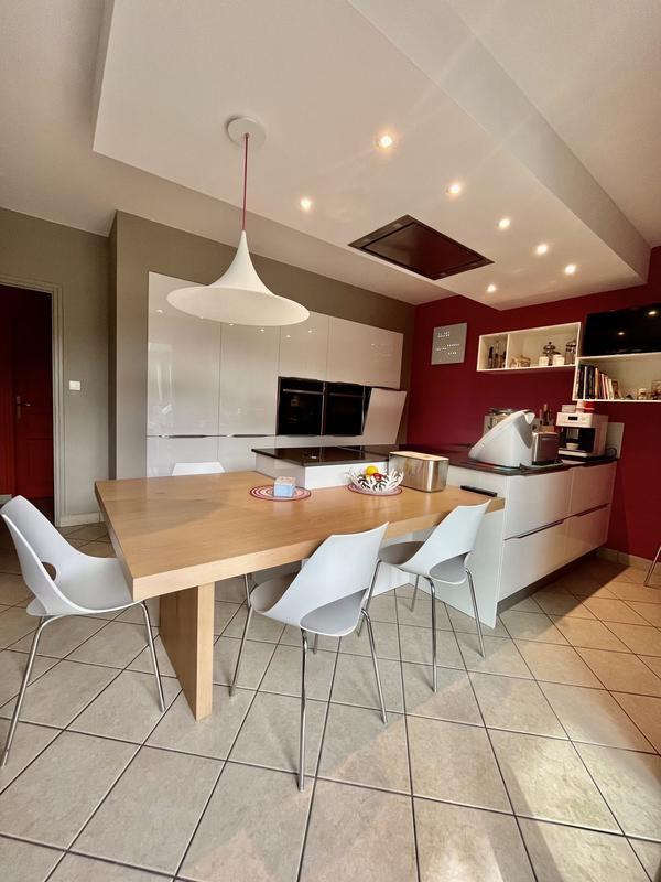 Maison traditionnelle - 221 m² - 7 pièces