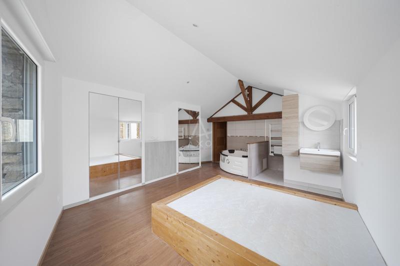 Maison - 222 m² - 9 pièces