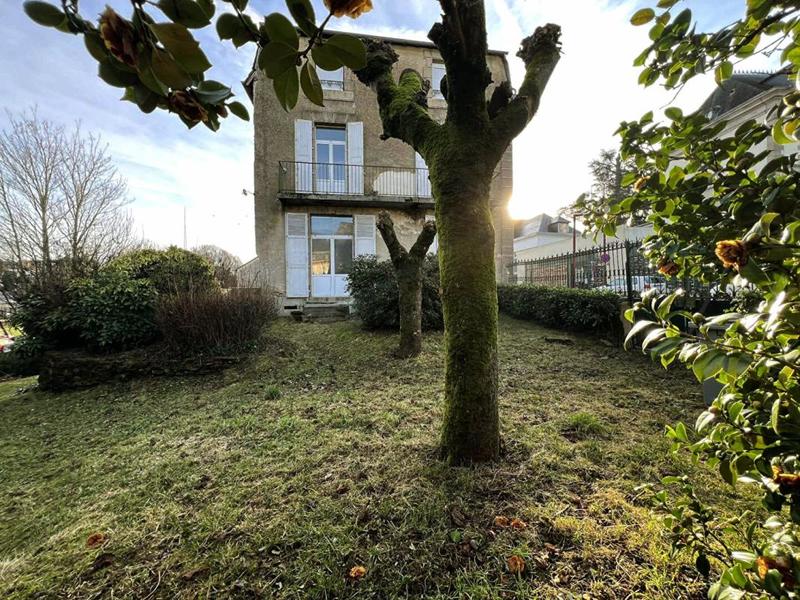 Propriété - 240 m² - 12 pièces