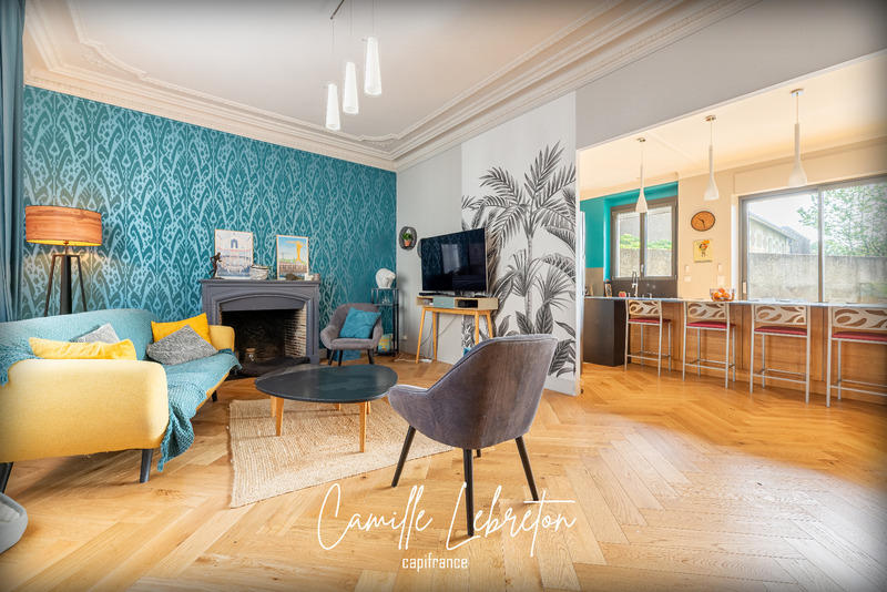 Maison - 220 m² - 8 pièces