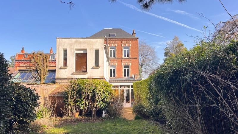 Maison - 300 m² - 15 pièces