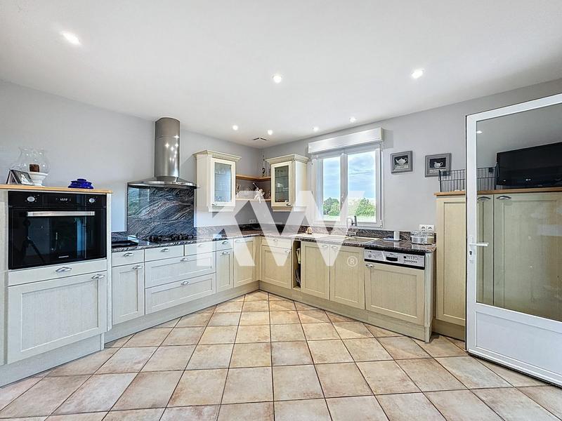 Maison - 220 m² - 8 pièces