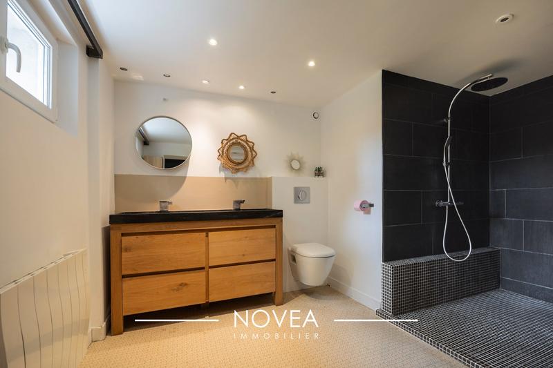 Maison - 338 m² - 8 pièces