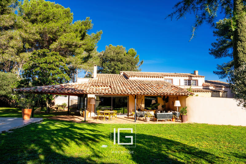 Maison - 257 m² - 8 pièces